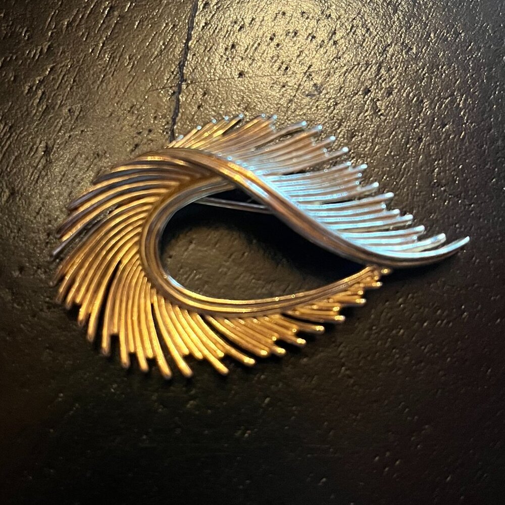 Vintage Gold Tone Crown Trifari Leaf Design Brooch